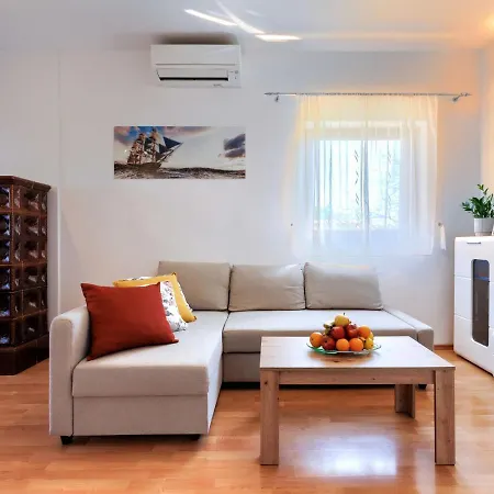 Nina - Pul507 By Interhome * Fazana